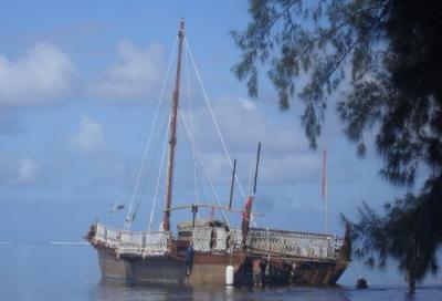 Tahiti - Piragua pronto rumbo a Shangai.