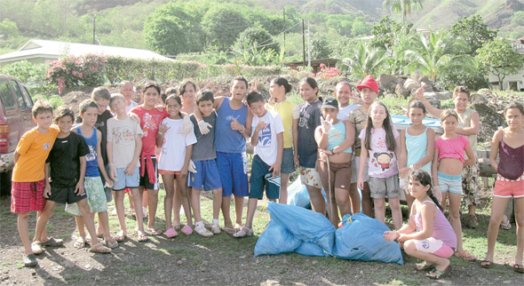 Marquesas - Nuku HIva - Los niños se encargar de limpiar y recoger las basuras que dejan los mayores