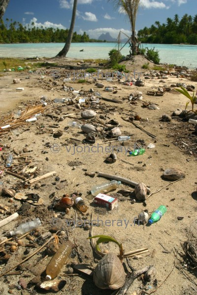 Tahiti - Los dos islotes de Taaone irreconocibles por culpa de las basuras y la suciedad.