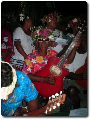 polinesia gente tuamotu faaite abuelo tocando la guitarra