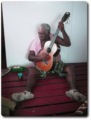 polinesia gente tuamotu abuelo toca la guitarra en el barco kura ora