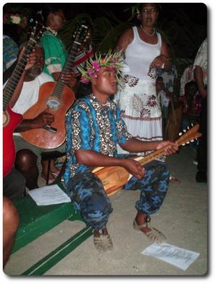 polinesia gente tuamotu faaite chico tocando ukelele