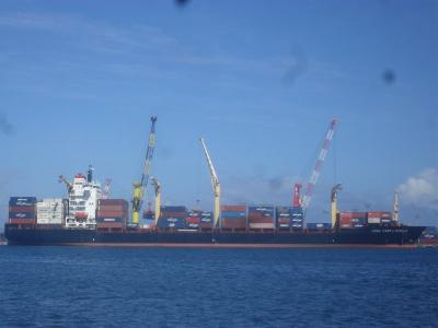 cma cgm l´etoile portacontainers en el puerto de papeete